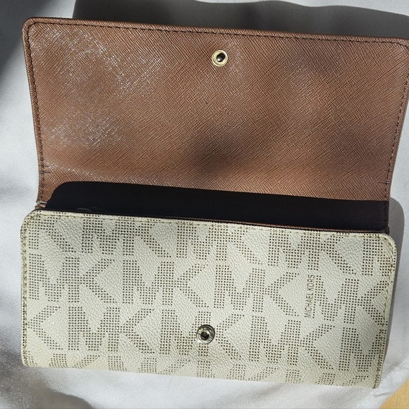 Michael Kors Ivory Signature Logo Bifold Wallet Credit Card Bills Slots - Picture 2 of 9